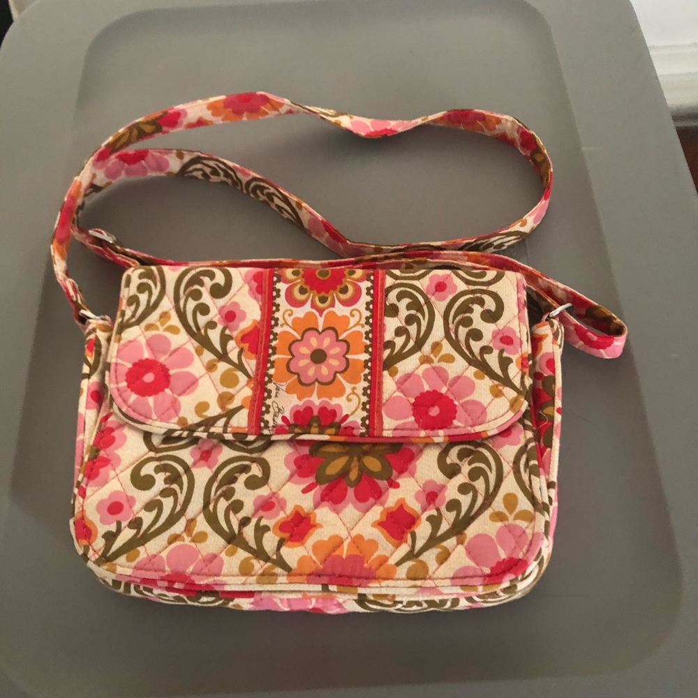 Vera Bradley magnet close book style purse.